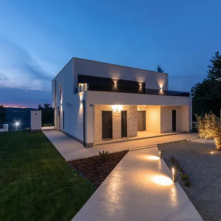 Luxury Althea With Large Garden And Pool Heating