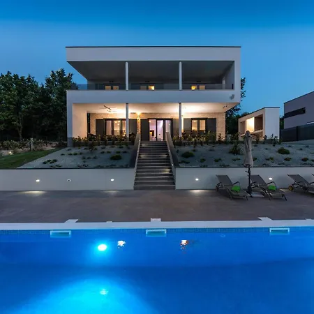 Luxury Althea With Large Garden And Pool Heating Villa