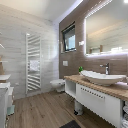 فيلة Althea For 8 Persons Near Labin With 35 M2 Heated Pool, Kids Playground & Large Garden *