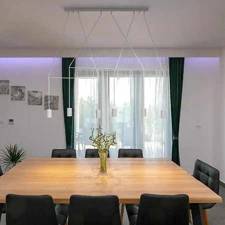 فيلة Althea For 8 Persons Near Labin With 35 M2 Heated Pool, Kids Playground & Large Garden