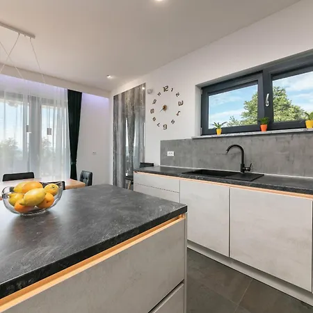 Althea For 8 Persons Near Labin With 35 M2 Heated Pool, Kids Playground & Large Garden فيلة