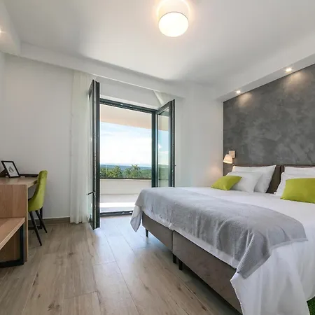 فيلة Althea For 8 Persons Near Labin With 35 M2 Heated Pool, Kids Playground & Large Garden *