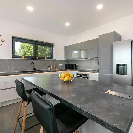 Althea For 8 Persons Near Labin With 35 M2 Heated Pool, Kids Playground & Large Garden فيلة *