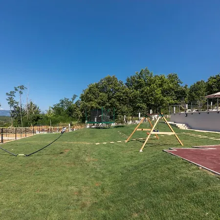 فيلة Althea For 8 Persons Near Labin With 35 M2 Heated Pool, Kids Playground & Large Garden