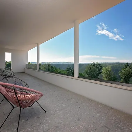 Althea For 8 Persons Near Labin With 35 M2 Heated Pool, Kids Playground & Large Garden فيلة