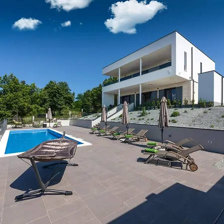 Althea For 8 Persons Near Labin With 35 M2 Heated Pool, Kids Playground & Large Garden فيلة *