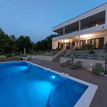 فيلة Althea For 8 Persons Near Labin With 35 M2 Heated Pool, Kids Playground & Large Garden