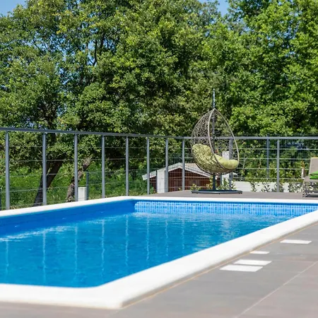 فيلة Althea For 8 Persons Near Labin With 35 M2 Heated Pool, Kids Playground & Large Garden *